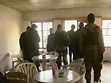10 подростков блокировали в кафе, расположенном на рынке, двух омоновцев
