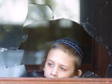 У разбитого окна синагоги