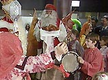 Санта-Клаус, которого по-фински называют Йоллопуки, приехал в Россию утром в среду, и уже успел вместе с Дедом Морозом осмотреть Москву. Сегодня Дед Мороз показывал Санта-Клаусу свою резиденцию в Великому Устюге