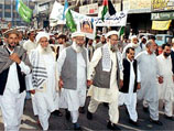 Члены фундаменталистской организации "Джамаат-и-Ислами" на базаре в Пешаваре (Пакистан)