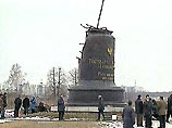 В частности, им вменяется в вину взрыв в апреле 1997 года памятника Николаю Второму в селе Тайнинское