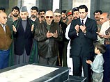 Захир Шах посетил могилу отца