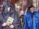 Четвертую книга о Гарри Поттере можно было купить уже с полуночи в одном из московских магазинов. Это сделано в виде эксперимента. Среди тех, кто встречал покупателей, была и заместитель министра культуры Наталья Дементьева. Она была одета в костюм одной