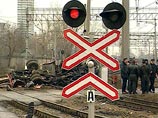 ...на неохраняемом железнодорожном переезде столкнулись грузовой автомобиль ГАЗ и маневровый локомотив ...на неохраняемом железнодорожном переезде столкнулись грузовой автомобиль ГАЗ и маневровый локомотив