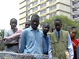 Два ребенка, возраст которых составлял 9 и 10 лет, были найдены лежащими в своих постелях с перерезанным горлом Два ребенка, возраст которых составлял 9 и 10 лет, были найдены лежащими в своих постелях с перерезанным горлом