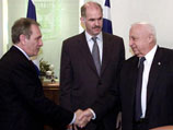Глава МИД Греции указал, что и израильтяне, и палестинцы приветствовали греко-турецкую инициативу. На фото - Георгиос Папандреу (в центре), Ариэль Шарон (справа) и министр иностранных дел Турции Исмаил Джем (слева)
