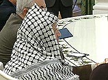 По его словам, во время этих переговоров в рабочем кабинете президента Ясир Арафат по телефону вел переговоры с премьером Израиля Эхудом Бараком