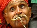 Житель Бангладеш поедает живых кобр