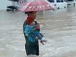 На юге Таиланда после проливных дождей уровень воды в реках поднялся на 2 метра. Это наводнение стало самым сильным за последние 10 лет, сообщает телекомпания НТВ На юге Таиланда после проливных дождей уровень воды в реках поднялся на 2 метра. Это наводнение стало самым сильным за последние 10 лет, сообщает телекомпания НТВ