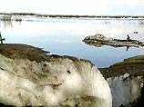  "Лед пошел, и уровень воды в районе Петропавловского начал спадать", - сообщили в МЧС