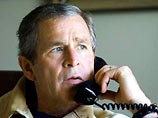 На фото президент США звонит вице-президенту Дику Чейни с борта личного самолета через несколько часов после терактов