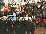 Как сообщает НТВ со ссылкой на "Интерфакс", собравшиеся, значительная часть которых была в черной униформе фронта, держали черно-желто-белые флаги и лозунги: "Шредер! Руки прочь от НДП!", "Патриоты всего мира, объединяйтесь, с вами Бог!"