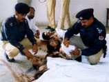 В Пакистане уничтожен руководитель запрещенной группировки "Лашкари Джхангви" Рияз Басра. На фото полицейские осматривают тела участников банды