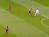 На 9-й минуте матча Роберто Карлос блестяще выбросил мяч из-за боковой линии на ход испанскому форварду Раулю, который в одно касание переправил мяч в ворота "Байера".
