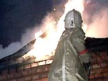 Пожарным удалось сбить пламя, однако к этому времени огонь перекинулся на чердак и крышу здания