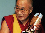 Далай-лама в Мельбурне с наградой, которой он был удостоен Ассоциацией ООН Австралии