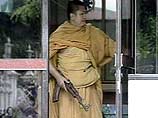 Полиция Таиланда арестовала буддистского монаха, ворвавшегося в среду утром с автоматом на территорию парламента страны...