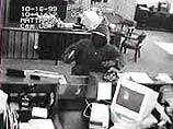 Двое вооруженных преступников ворвались в один из магазинов в районе Прага-2, торгующий электроникой