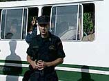 На поле ларнакского аэродрома бойцы интифады въехали в специальном автобусе, сопровождавшемся эскортом машин