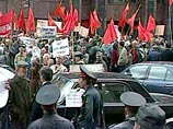 Коммунисты прорвали милицейские кордоны и подступили непосредственно к зданию американского диппредставительства