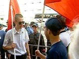 Самые активные представители левых повалили металлические заграждения Самые активные представители левых повалили металлические заграждения