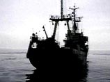Пограничный сторожевой корабль "Воровский", вышедший на перехват уходившего от погони траулера, вынудил его застопорить ход