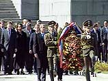 Буш и его супруга отдали дань памяти более полумиллиона жителей и солдат, защитивших город на Неве от нацистов в годы Второй мировой войны