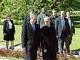 На Пискаревском мемориальном кладбище президенты России и США возложили венок к монументу Родины-Матери