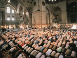 Богословы осудили некоторые турецкие газеты, публикующие расписание намазов, где указывается, что обязательную ежедневную молитву нужно совершать три раза в сутки вместо пяти, предписанных Кораном