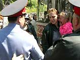 Милиционер, ударивший женщину во время демонстрации во Владивостоке, уволен Милиционер, ударивший женщину во время демонстрации во Владивостоке, уволен