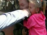 Начальник ГИБДД Владивостока подполковник Александр Лысенко во время разгона пикета рыбаков ударил женщину и ребенка