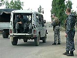 По данным разведки, в городе сейчас укрываются несколько отрядов боевиков. По ночам они обстреливают блокпосты и укрепления федеральных войск, подкладывают фугасы, а днем под видом мирных жителей спокойно перемещаются по улицам По данным разведки, в городе сейчас укрываются несколько отрядов боевиков. По ночам они обстреливают блокпосты и укрепления федеральных войск, подкладывают фугасы, а днем под видом мирных жителей спокойно перемещаются по улицам
