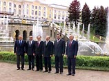 Главы стран - членов Шанхайской организации сотрудничества подписали в пятницу в Санкт-Петербурге хартию ШОС