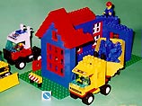 Первые 3-4 метра из кубиков Lego конструировали дети, затем к стройке приступили профессионалы, которые сдали "здание" "под ключ"
