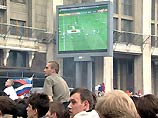 Во время трансляции футбольного матча показывали рекламный сюжет, в котором мужчина монтировкой разбивал автомобиль