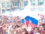 Во время трансляции матча на Манежной площади болельщики вели себя достаточно мирно Во время трансляции матча на Манежной площади болельщики вели себя достаточно мирно