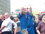 Фанаты периодически зажигали файеры и дымовые шашки, которыми пытались попасть в группу телеоператоров и фотокорреспондентов Фанаты периодически зажигали файеры и дымовые шашки, которыми пытались попасть в группу телеоператоров и фотокорреспондентов
