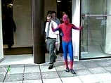 "Человек-паук" взобрался на парижский небоскреб