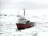 Теплоход "Магдалена Ольдендорф" должен был доставить участников российской антарктической экспедиции в Кейптаун, но оказался в ледовом плену у берегов Антарктиды