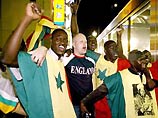 Около десятка английских болельщиков, присутствовавших на матче Сенегал-Турция, пели "Сенегал! Сенегал! Сенегал!" почти с таким же энтузиазмом, с каким предыдущим вечером они распевали "Англия! Англия! Англия!"