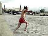 Неизвестный в красных трусах прыгнул в Москву-реку недалеко от Кремля