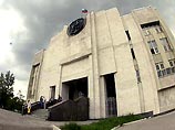 В ходе судебных прений сторон, государственный обвинитель потребовал назначить Калугину "самое суровое наказание", предусмотренное статьей 275 УК РФ, - 20 лет лишения свободы