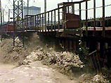 В Невинномысске из-за паводка обрушился мост