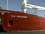 Южноафриканский корабль "С.А. Агалас" вновь пошел на сближение с немецким судном
