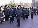 На обочине трассы участники пикета проводят стихийный митинг. Среди требований жителей поселка - отставка главы края Евгения Наздратенко и привлечение к уголовной ответственности бывшего мэра города Артема Александра Терентьева На обочине трассы участники пикета проводят стихийный митинг. Среди требований жителей поселка - отставка главы края Евгения Наздратенко и привлечение к уголовной ответственности бывшего мэра города Артема Александра Терентьева
