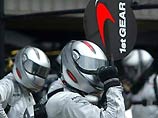 Механиков McLaren одели как космонавтов