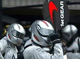 Механиков McLaren одели как космонавтов Механиков McLaren одели как космонавтов
