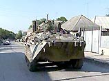 Литовский силач протащил армейский вездеход на собственной бороде Литовский силач протащил армейский вездеход на собственной бороде