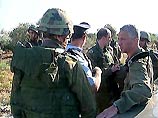 По предположениям спецслужб, военнослужащие продавали военную форму и оружие своим палестинским сообщникам По предположениям спецслужб, военнослужащие продавали военную форму и оружие своим палестинским сообщникам
