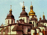 Недавно отреставрированная колокольня Софийского собора в Киеве, пишет газета, может превратиться в местную пизанскую башню